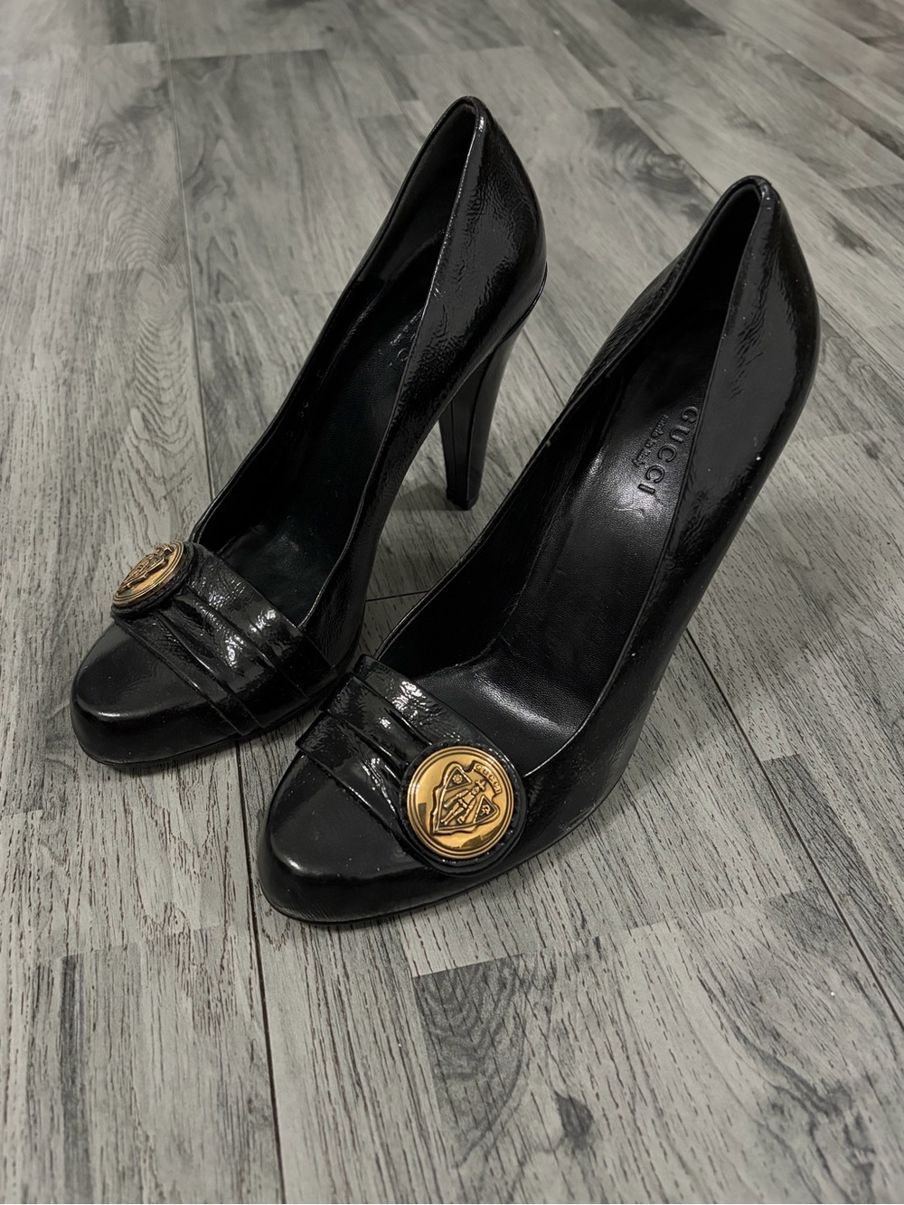 Gucci Black Patent Leather Pointed-Toe Heels with Gold Emblem